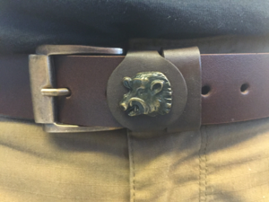 læder bælte med vildsvin motiv