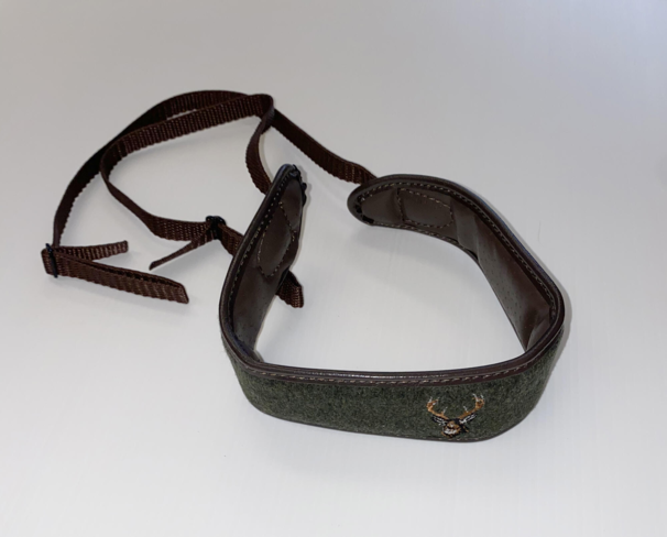 Kikkert rem med lodenstof og kronhjort motiv